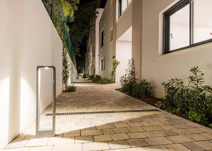 Apartament Bajo Con Jardin En La Milla De Oro Marbella